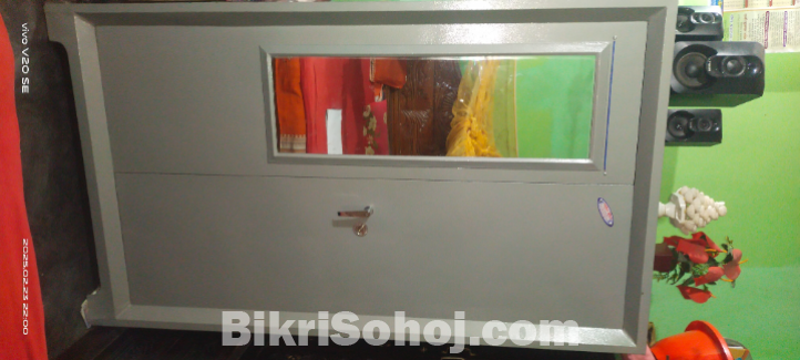 আলমারি নতুন এক মাস ব্যবহার করা হয়েছে